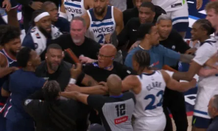 易游体育网页版-快船、森林狼球员为争夺篮球发生冲突，伦纳德：看，打架了