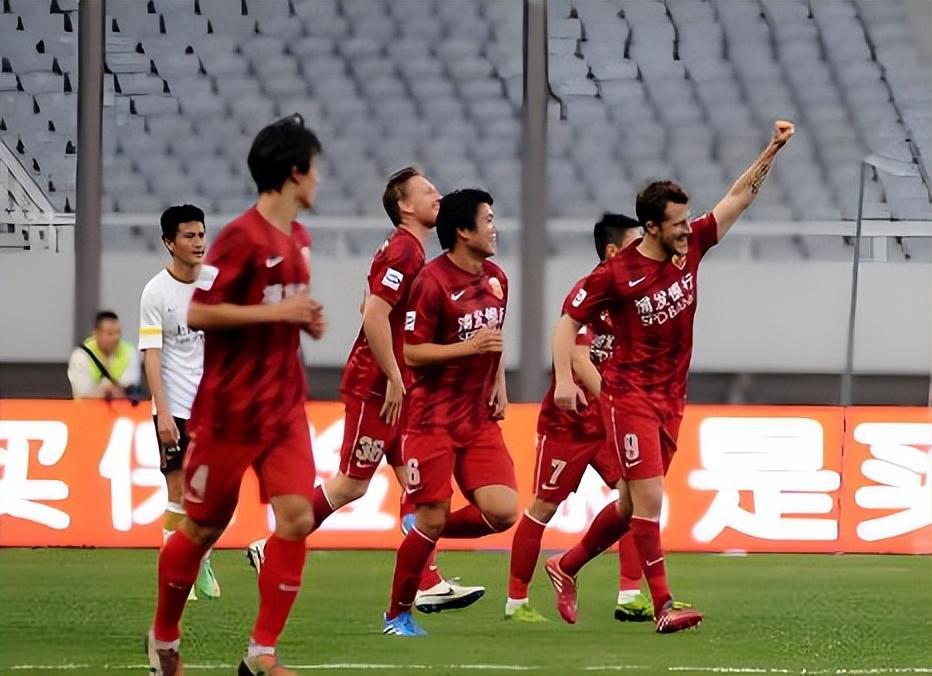 易游体育app-上港队亚冠小组赛依然有希望，中锋强援发挥成关键，值得球迷期待