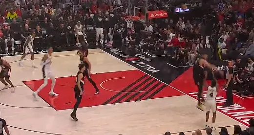 易游体育app-福克斯卡斯尔三分连续命中，马刺以12-7领先进入首个暂停