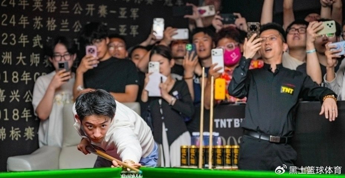 易游体育app-吴宜泽被迫营业!深夜与球迷合影面无笑容 现场主持大喊:别碰他 别说|斯诺克世锦赛|肖恩·墨菲|世锦赛|墨菲|兰州_新浪体育_新浪新闻